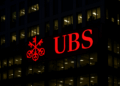 UBS edificio sede con logo rojo brillante iluminado de noche horizontal