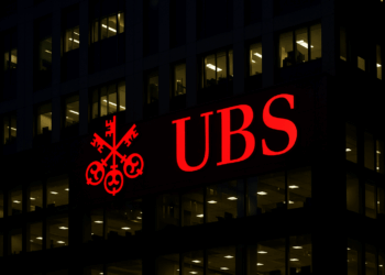 UBS edificio sede con logo rojo brillante iluminado de noche horizontal