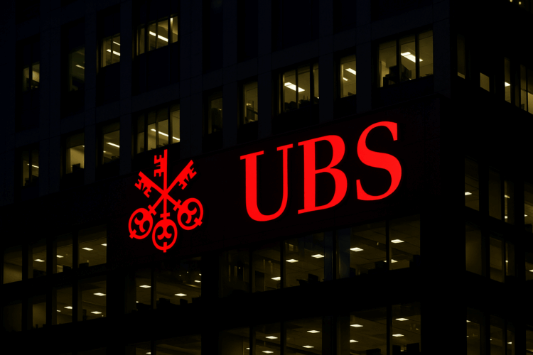 UBS edificio sede con logo rojo brillante iluminado de noche horizontal