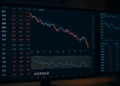 Fotografía digital de software bursátil con indicadores RSI y tickers, ilustrando condiciones de sobreventa en acciones tras una semana de presión.
