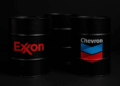 Barriles de petróleo Exxon y Chevron sobre fondo oscuro Exxon