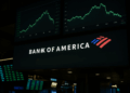 Pantalla financiera muestra logo de Bank of America y mensaje “Trade Deal Euphoria to Cool” con gráficos bursátiles cayendo