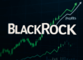  Logo de empresas como BlackRock con gráficos financieros de ganancias y velas bursátiles